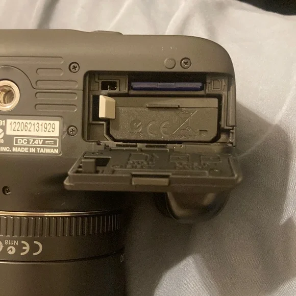 Canon Black DSLR Camera - Picture 8 of 9